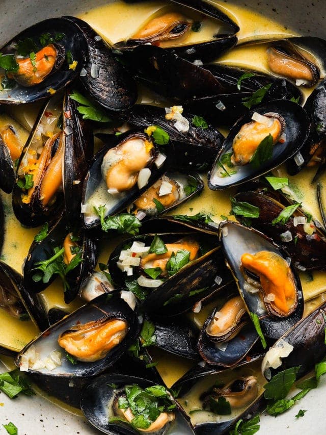 Lemon & White Wine Steamed Mussels - Image